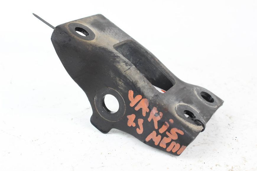 Купити Кронштейн двигуна задній Yaris 2005-2011 123130Q020 83078 б/у на авторозборці