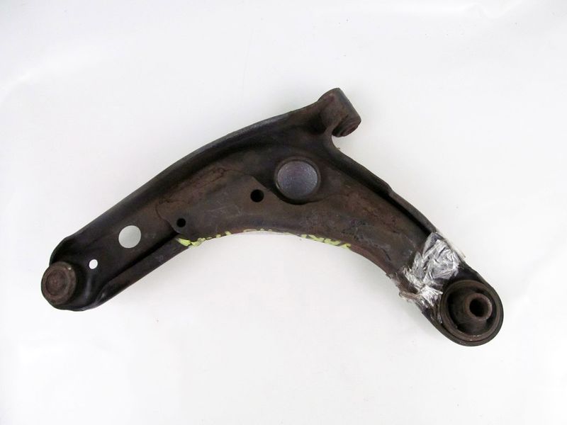 Купити Важіль передній правий Yaris 2005-2011 4806809040 13699 б/у на авторозборці