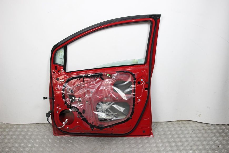 Купити Двері передні праві Yaris 2005-2011 670010D170 13644 б/у на авторозборці